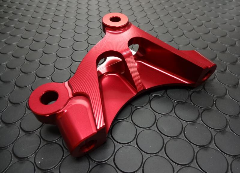 SHARKFACTORYフォーク用 ラジアルマウントサポート【レッド】