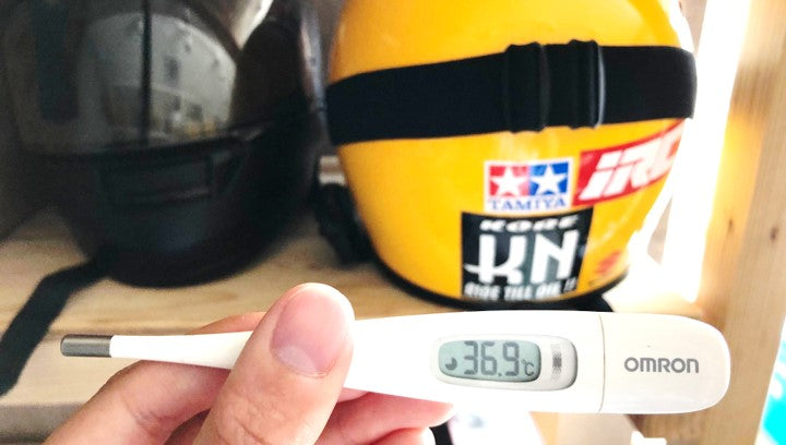 外付けメーターで愛車のコンディションを把握。オツなライダーのたしなみ。