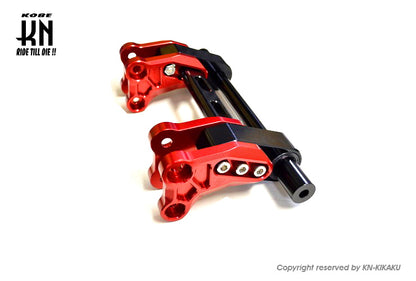 ZOO アルミエンジンハンガー【シグナスGRYPHUS(6型)/BWS125(3型)/NMAX125/155(2型/V2】レッド/ブラック