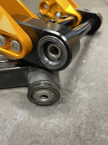 ZOO アルミエンジンハンガー【シグナスGRYPHUS(6型)/BWS125(3型)/NMAX125/155(2型/V2】レッド/ブラック