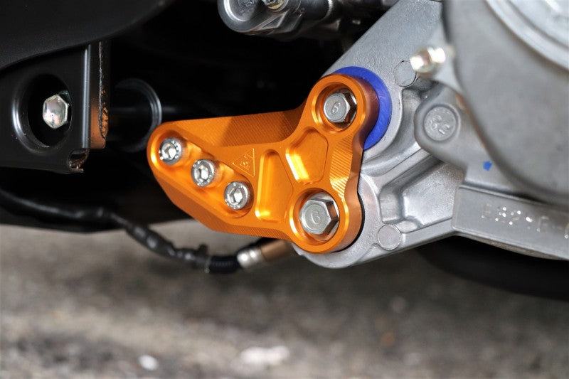 ZOO アルミエンジンハンガー【シグナスGRYPHUS(6型)/BWS125(3型)/NMAX125/155(2型/V2】レッド/ブラック