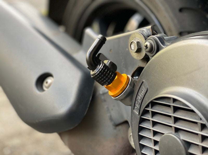 UmaRacing 90度オイルブリーザーアタッチメントB【YAMAHA系/SUZUKI系,XMAX,アドレスV125】レッド